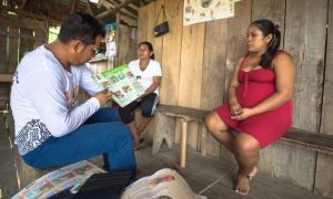 Community health worker explaining diagram to Latin American women